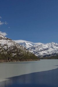 美丽的山峰与雪的景色。瑞士阿尔卑斯与干净的湖