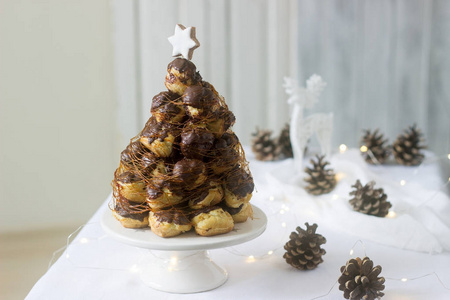 Croquembusch 蛋糕在圣诞节或新年装饰用冷杉锥体和鹿图的花环