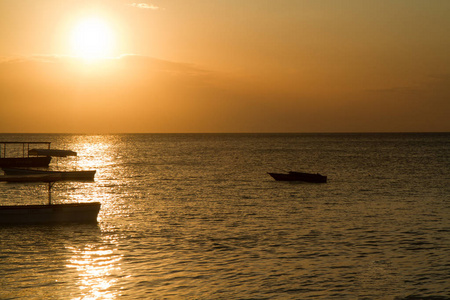 在印度洋日落的时候, 美丽的桑给巴尔海滩和海洋