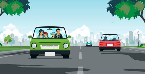 沿着这条街走一家人开车沿着这条路走, 以城市为背景照片