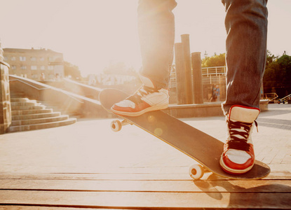 城市广场上的年轻人骑滑板的裁剪图像