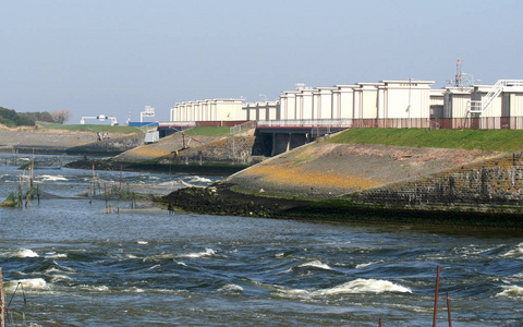 Afsluitdijk 是荷兰的主要堤道