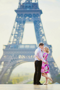 法国巴黎的埃菲尔铁塔前面一对情侣