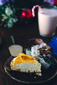 圣诞馅饼在黑暗的餐桌上的美味蛋糕