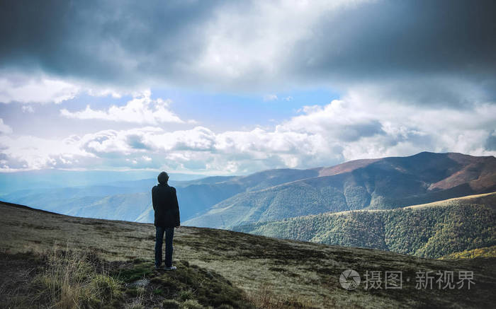 山顶上的人看着远处