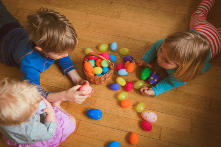 小男孩和女孩玩复活节彩蛋