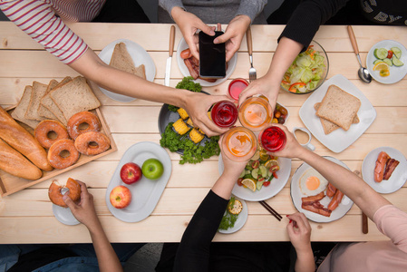 顶视图的一群人在一起时坐在木桌吃饭照片