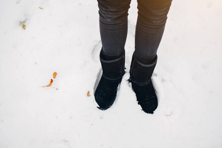女人的脚在雪地上