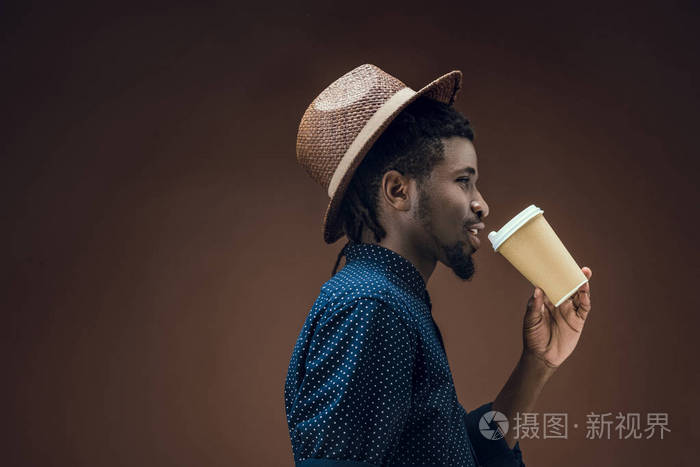 非洲裔美国人的侧面看法喝咖啡隔绝在褐色