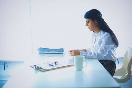 女人坐在桌子上的文件