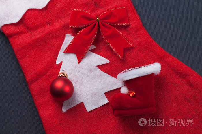 在灰色背景圣诞概念的圣诞红装饰