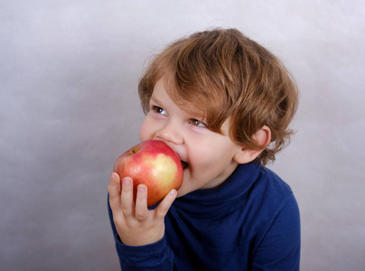 男孩吃红苹果