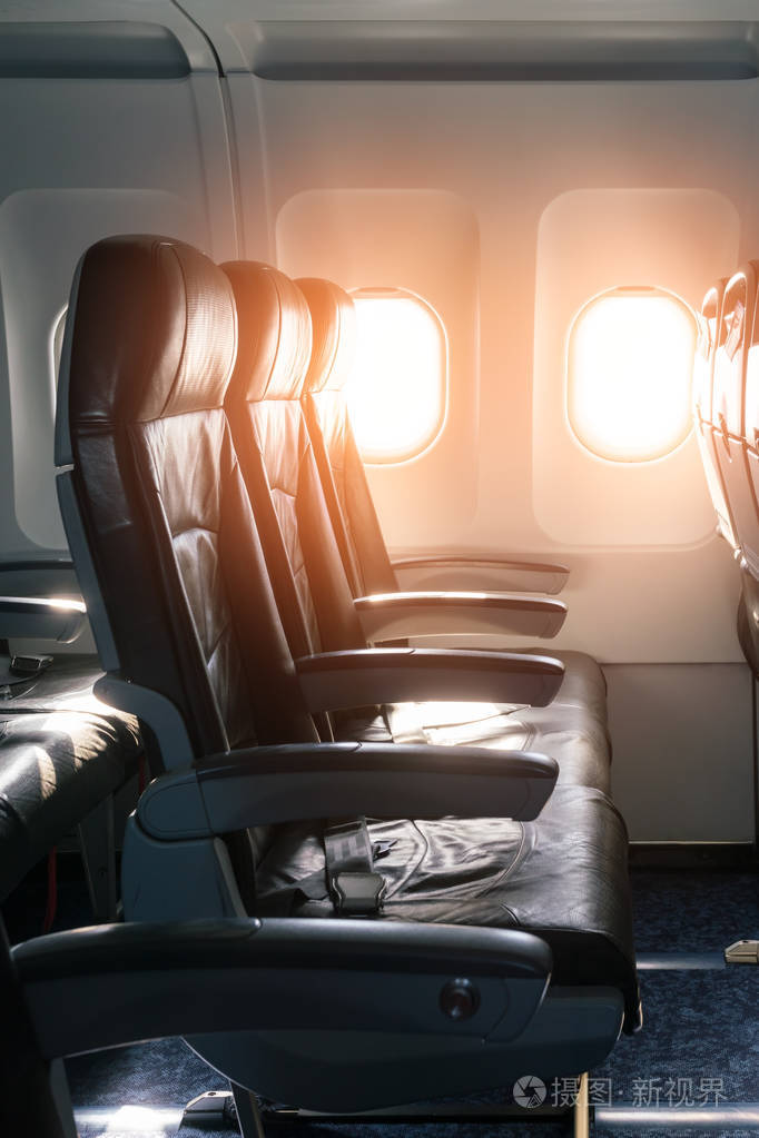 空座位和飞机内部的窗口