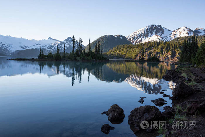 冰川湖中美丽的岩石岛全景景观