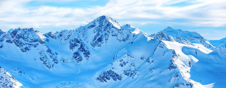 山峰与蓝天的冬季景观全景