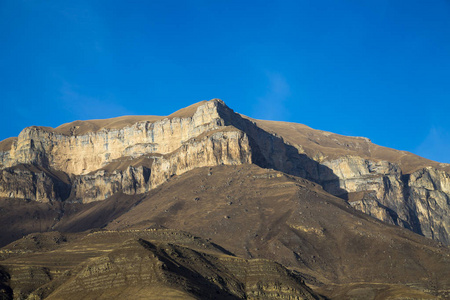 山风景。美丽的岩石在风景如画的峡谷, 一个晴朗的天气, 傍晚, 日落。北 Kavaz 的自然