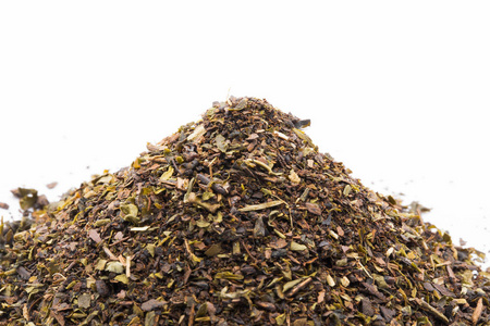白毫孤立在白色的干燥红茶茶叶照片