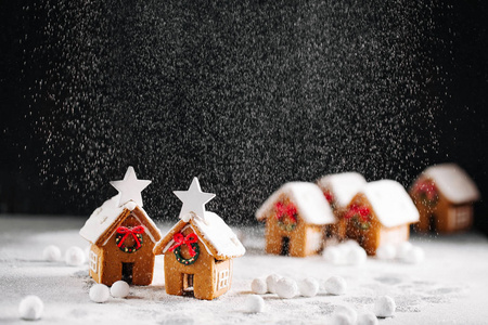 自制圣诞 gingerbreads 大理石桌子上的房子形状