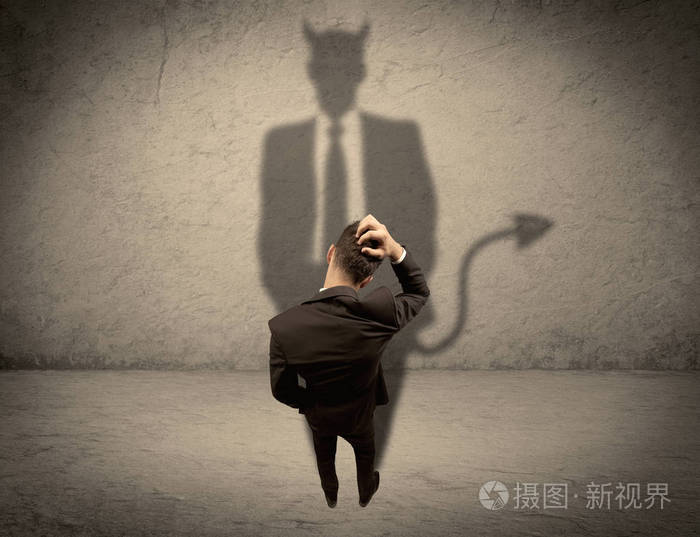 面对他自己的恶魔影子的推销员