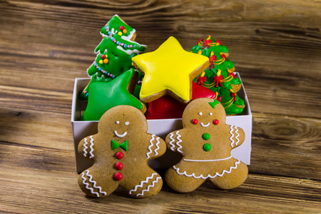 美味的圣诞姜饼饼干盒在木桌上