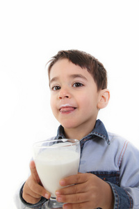儿童饮用一杯牛奶