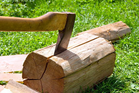 切割木材的斧