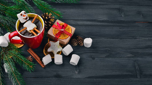 圣诞节背景与枞树 热巧克力 棉花糖。顶视图与副本空间