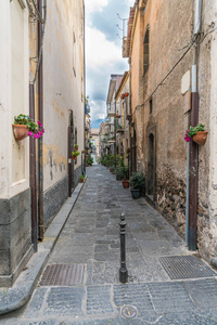 典型的西西里传统车道与高大的房子, 玄武岩铺路板和花卉