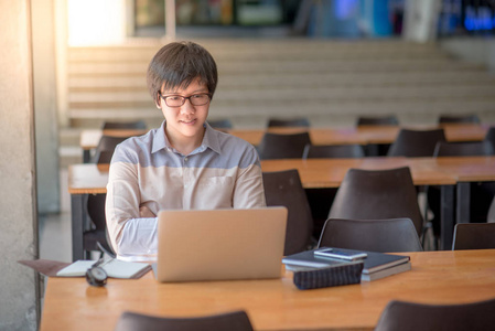 亚洲年轻人工作与高校的笔记本电脑