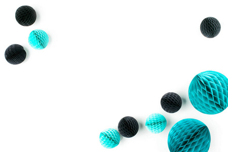 黑色和蓝色纸圣诞球白色背景, 顶部视图照片