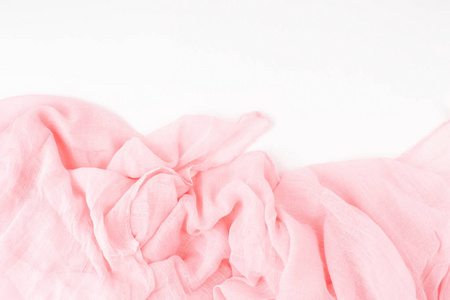 白色背景柔和柔和的粉红色围巾