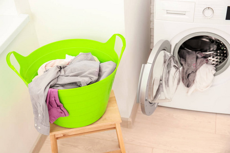 洗衣篮和卫生间的洗碗机