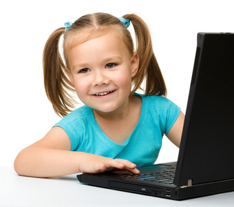 小女孩用的笔记本电脑