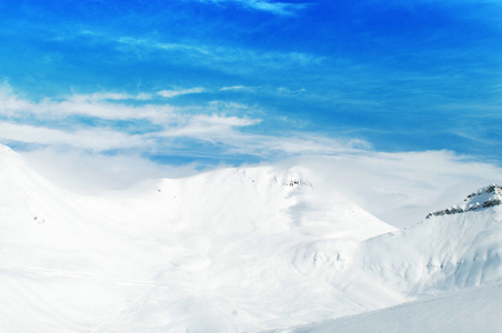 高山在冬天雪下