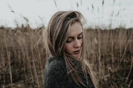 低头的纸盒人图片-低头的纸盒人素材-低头的纸盒人插画-摄图新视界