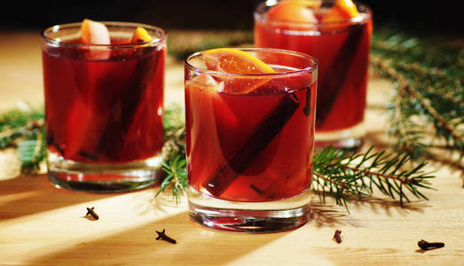 热饮酒温暖的圣诞美酒与桔子的热酒