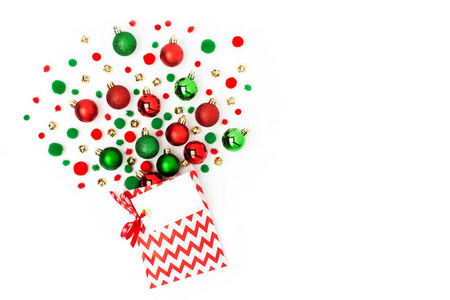 红色和绿色圣诞球图案白色背景礼品袋