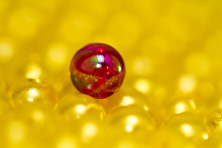 红色的黄色珠子抽象