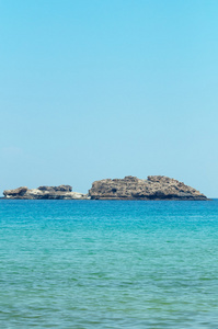 海岩石和蓝蓝的天空