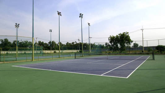 在一个阳光明媚的日子, 泰国网球场