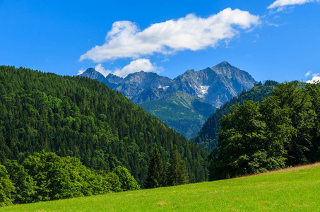 绿色山谷白云越过高山, Tatra 山脉, Javorina, 斯洛伐克