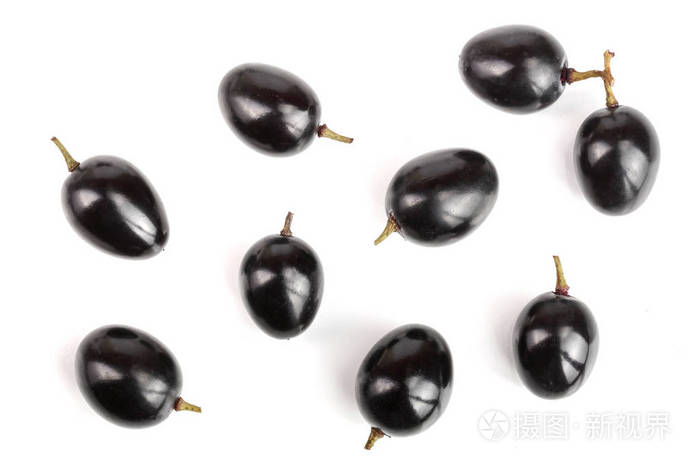 黑葡萄被隔绝在白色背景, 顶部视图。平躺