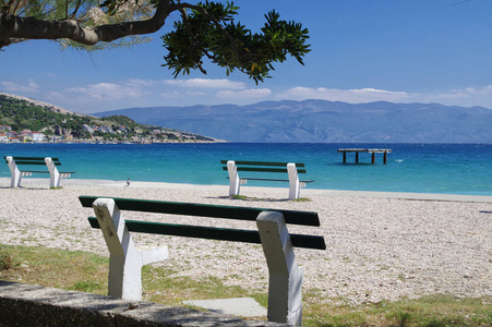 克罗地亚克尔克岛巴海滩上的废弃长椅