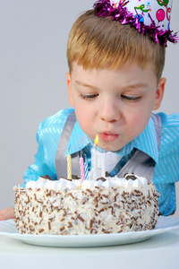 漂亮的小男孩庆祝生日