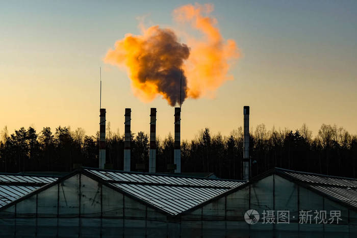 从工厂的烟囱冒出的浓烟