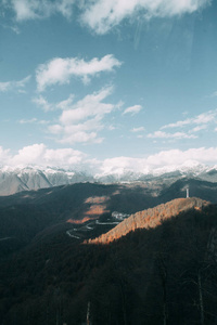 在索契的山地物种在一个红色的空地, 积雪覆盖的山峰, 在云层之上的看法