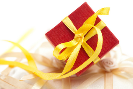 一条黄丝带在圈坐垫红色礼品盒