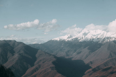 在索契的山地物种在一个红色的空地, 积雪覆盖的山峰, 在云层之上的看法