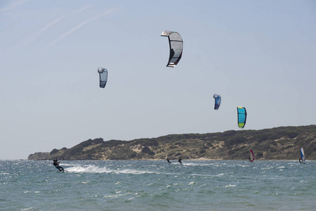 Kitesurfers 在法。西班牙