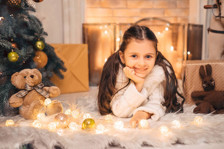 微笑的小女孩，附近的圣诞树